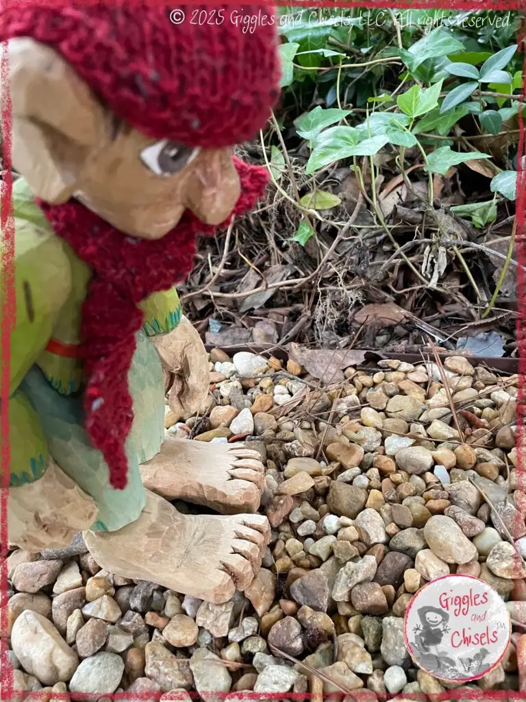 Pierre qui Roule, a wooding puppet, bare feet on some gravels